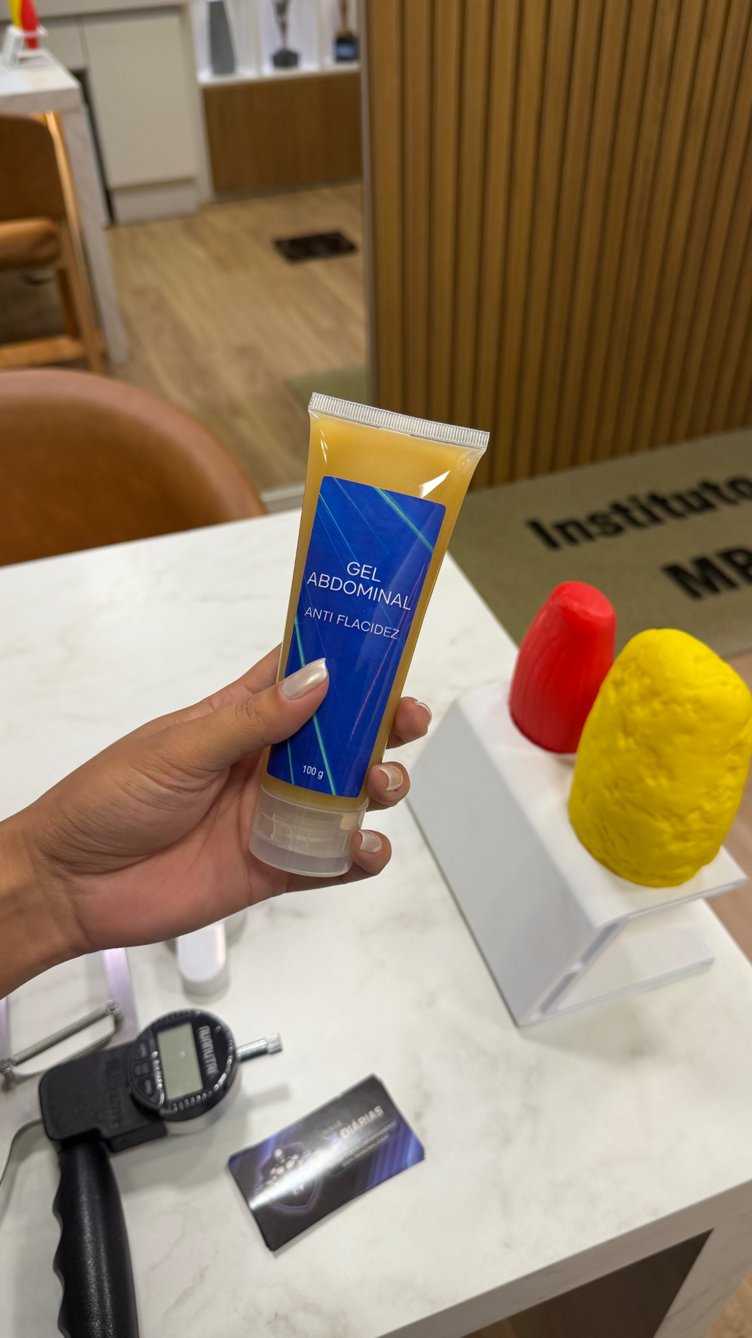 Gel Abdominal Anti Flacidez 100 g segurado na mão