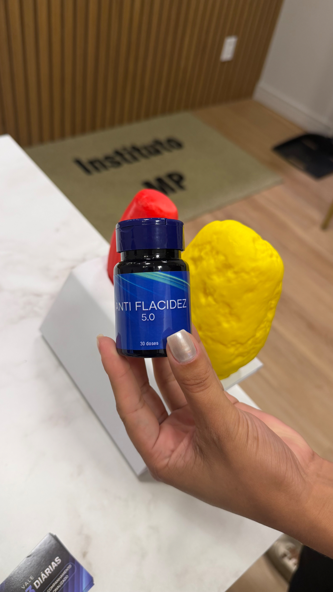 Frasco Anti Flacidez 5.0 com 30 doses segurado na mão